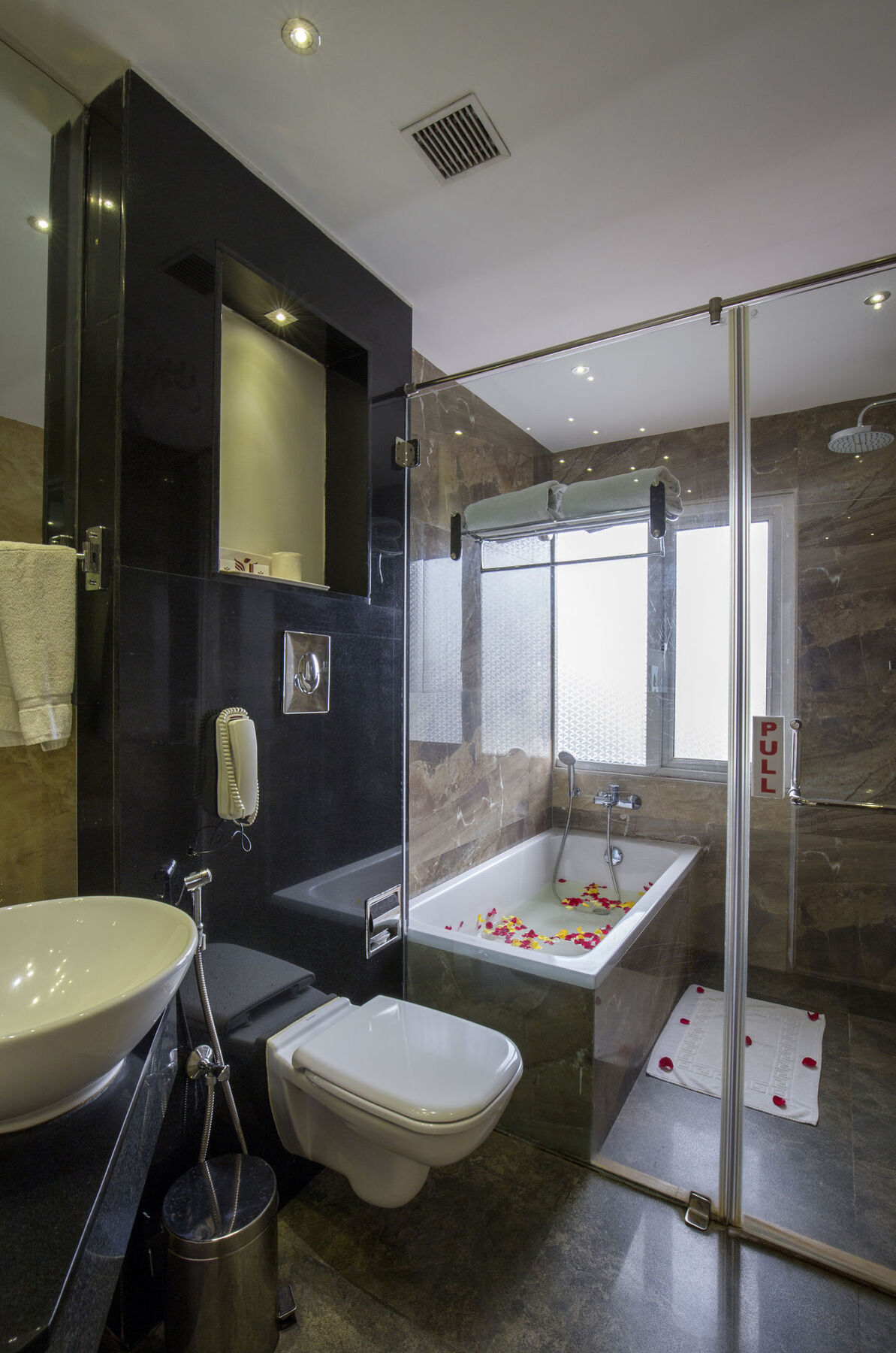 The Pgs Vedanta Hotel Kochi Ngoại thất bức ảnh